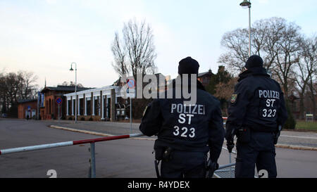 Magdeburg, Deutschland. 28 Nov, 2018. Polizisten stehen vor der Herrenkrug Parkhotel vor Beginn der Konferenz der Innenminister. Die Konferenz der Innenminister findet in Magdeburg vom 28. bis 30. November 2018. Credit: Ronny Hartmann/dpa-Zentralbild/dpa/Alamy leben Nachrichten Stockfoto