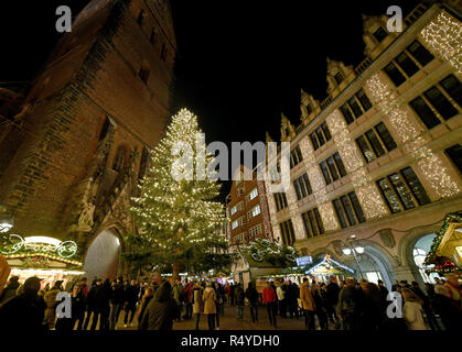 Hannover, Deutschland. 28 Nov, 2018. Der Weihnachtsmarkt ist hell beleuchtet auf die Öffnung am Nachmittag rund um die Marktkirche in der historischen Altstadt der Hauptstadt Niedersachsens. Christbaumschmuck, Holzspielzeug, Kunst und Kunsthandwerk, Keramik und Essen und Getränke werden angeboten bis zum 22. Dezember bei rund 130 Weihnachtlich steht vor der beleuchteten historischen Gebäuden. Quelle: Holger Hollemann/dpa/Alamy leben Nachrichten Stockfoto