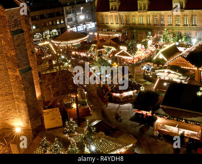 Hannover, Deutschland. 28 Nov, 2018. Der Weihnachtsmarkt ist hell beleuchtet auf die Öffnung am Nachmittag rund um die Marktkirche in der historischen Altstadt der Hauptstadt Niedersachsens. Christbaumschmuck, Holzspielzeug, Kunst und Kunsthandwerk, Keramik und Essen und Getränke werden angeboten bis zum 22. Dezember bei rund 130 Weihnachtlich steht vor der beleuchteten historischen Gebäuden. Quelle: Holger Hollemann/dpa/Alamy leben Nachrichten Stockfoto