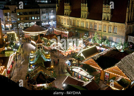 Hannover, Deutschland. 28 Nov, 2018. Der Weihnachtsmarkt ist hell beleuchtet auf die Öffnung am Nachmittag rund um die Marktkirche in der historischen Altstadt der Hauptstadt Niedersachsens. Christbaumschmuck, Holzspielzeug, Kunst und Kunsthandwerk, Keramik und Essen und Getränke werden angeboten bis zum 22. Dezember bei rund 130 Weihnachtlich steht vor der beleuchteten historischen Gebäuden. Quelle: Holger Hollemann/dpa/Alamy leben Nachrichten Stockfoto