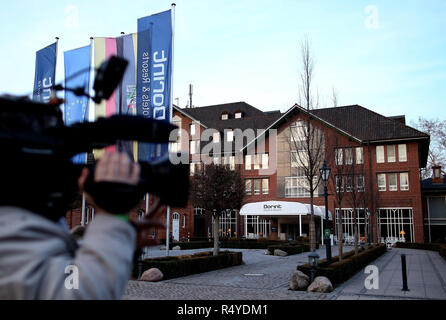 Magdeburg, Deutschland. 28 Nov, 2018. Ein Kameramann filmt vor der Herrenkrug Parkhotel vor Beginn der Konferenz der Innenminister. Die Konferenz der Innenminister findet in Magdeburg vom 28. bis 30. November 2018. Credit: Ronny Hartmann/dpa-Zentralbild/dpa/Alamy leben Nachrichten Stockfoto