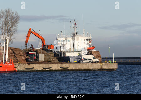 Gdynia, Polen. 28. Nov 2018. Holz laden am Hafen zu sehen ist. Polnische Marine feiert 100-jähriges Bestehen mit defilade und Marineschiffe in Naval Base in Gdynia Credit: Max Ardulf/Alamy leben Nachrichten Stockfoto