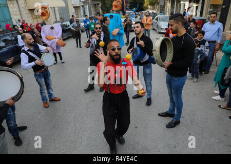 November 28, 2018 - Musiker, Musikkapellen und Jongleure führen Sie in den Straßen im nördlichen Westjordanland Nablus während der Street Parade Veranstaltung am 28. November 2018. Die Veranstaltung hat durch die Palästinensische Vision Organisation NGO in Zusammenarbeit mit der Europäischen Union organisiert. Die Palästinensische Vision Organisation wurde im Jahr 1998 gegründet mit dem Ziel, die Notwendigkeit der palästinensischen Jugend ihr Potenzial zum Ausdruck zu bringen und einen gesunden und starken der palästinensischen Gesellschaft in eine demokratische Zukunft zu bauen und zu bieten Möglichkeiten zur Verbesserung ihrer Gesellschaft voraus (Credit Bild: © Moha und zu reagieren Stockfoto