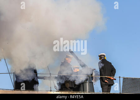 Gdynia, Polen. 28. Nov 2018. Gun salute aus der ORP Blyskawica Deck gesehen wird. Polnische Marine feiert 100-jähriges Bestehen mit defilade und Marineschiffe in Naval Base in Gdynia Credit: Max Ardulf/Alamy leben Nachrichten Stockfoto