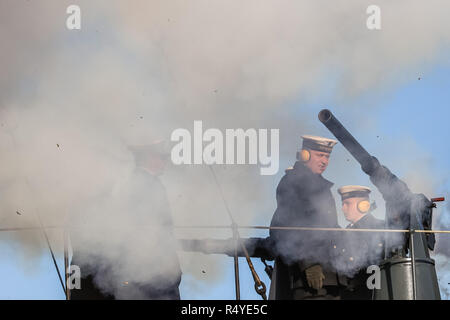 Gdynia, Polen. 28. Nov 2018. Gun salute aus der ORP Blyskawica Deck gesehen wird. Polnische Marine feiert 100-jähriges Bestehen mit defilade und Marineschiffe in Naval Base in Gdynia Credit: Max Ardulf/Alamy leben Nachrichten Stockfoto