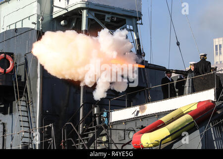 Gdynia, Polen. 28. Nov 2018. Gun salute aus der ORP Blyskawica Deck gesehen wird. Polnische Marine feiert 100-jähriges Bestehen mit defilade und Marineschiffe in Naval Base in Gdynia Credit: Max Ardulf/Alamy leben Nachrichten Stockfoto