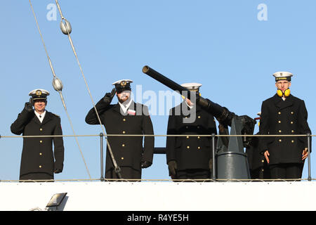 Gdynia, Polen. 28. Nov 2018. Gun salute aus der ORP Blyskawica Deck gesehen wird. Polnische Marine feiert 100-jähriges Bestehen mit defilade und Marineschiffe in Naval Base in Gdynia Credit: Max Ardulf/Alamy leben Nachrichten Stockfoto