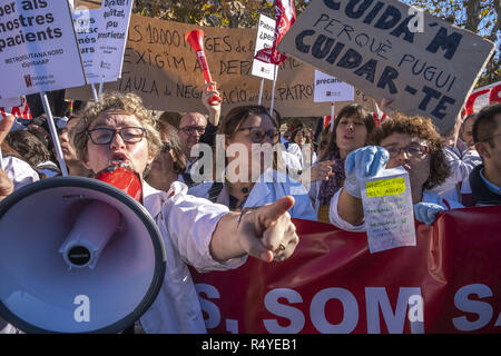 Barcelona, Katalonien, Spanien. 28 Nov, 2018. Eine öffentliche Gesundheit Arbeiter beobachtet, als er auf einem Megaphon während des Streiks der Ärzte und Mitarbeiter des Gesundheitswesens vor dem Parlament von Katalonien auf Ihrem dritten Tag des Streiks gezeigt haben. Sie fordern die Lohnkürzungen umzukehren und die Zahl der Besuche auf 28 Patienten pro Tag mit einem Minimum von 12 Minuten pro Besuch beschränken. Credit: Paco Freire/SOPA Images/ZUMA Draht/Alamy leben Nachrichten Stockfoto