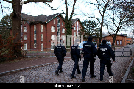 Magdeburg, Deutschland. 28 Nov, 2018. Streife vor dem Herrenkrug Parkhotel vor Beginn der Konferenz der Innenminister. Die Konferenz der Innenminister findet in Magdeburg vom 28. bis 30. November 2018. Credit: Ronny Hartmann/dpa-Zentralbild/dpa/Alamy leben Nachrichten Stockfoto