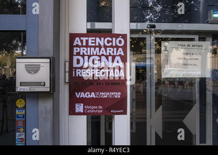 Barcelona, Katalonien, Spanien. 28 Nov, 2018. Ein Plakat gesehen, bei der Bekanntgabe der Gesundheit Streik an der Tür eines ambulanten während des Streiks der Ärzte und Mitarbeiter des Gesundheitswesens vor dem Parlament von Katalonien auf Ihrem dritten Tag des Streiks gezeigt haben. Sie fordern die Lohnkürzungen umzukehren und die Zahl der Besuche auf 28 Patienten pro Tag mit einem Minimum von 12 Minuten pro Besuch beschränken. Credit: Paco Freire/SOPA Images/ZUMA Draht/Alamy leben Nachrichten Stockfoto