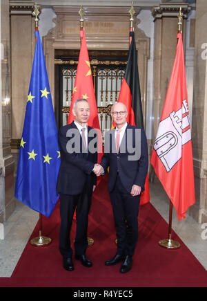 Hamburg, Deutschland. 28 Nov, 2018. Chinesischen Vizepremier Liu Er (L) Hände schüttelt mit Erster Bürgermeister von Hamburg Peter Tschentscher während ihres Treffens in Hamburg, Deutschland, November 27, 2018. Credit: Shan Yuqi/Xinhua/Alamy leben Nachrichten Stockfoto