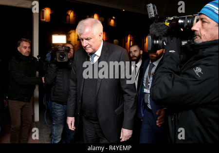 Magdeburg, Deutschland. 28 Nov, 2018. Bundesinnenminister Horst Seehofer (CSU) werden an den Herrenkrug Parkhotel für die Konferenz der Innenminister. Die Konferenz der Innenminister findet in Magdeburg vom 28. bis 30. November 2018. Credit: Ronny Hartmann/dpa-Zentralbild/dpa/Alamy leben Nachrichten Stockfoto