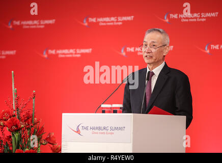 Hamburg, Deutschland. 28 Nov, 2018. Chinesischen Vizepremier Liu liefert er eine Rede auf der Abschlussfeier der 8. Hamburger Gipfel unter dem Motto "China Europa trifft sich in Hamburg, Deutschland, November 27, 2018. Credit: Shan Yuqi/Xinhua/Alamy leben Nachrichten Stockfoto