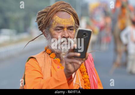 Allahabad, Uttar Pradesh, Indien. 28 Nov, 2018. Sadhu nehmen Sie Fotos während der Teil in Nager Vedic Prozession von Dashnam Juna Akhara vor Kumbh 2019 in Allahabad. Credit: Prabhat Kumar Verma/ZUMA Draht/Alamy leben Nachrichten Stockfoto