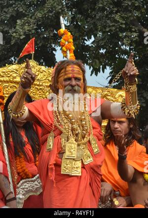 Allahabad, Uttar Pradesh, Indien. 28 Nov, 2018. Golden Baba Tanz während Teil in Nager Vedic Prozession von Dashnam Juna Akhara vor Kumbh 2019 in Allahabad. (Bild: © Prabhat Kumar VermaZUMA Draht) Stockfoto