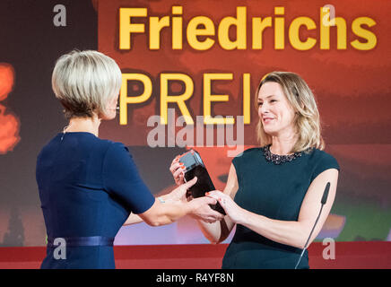 Hamburg, Deutschland. 28 Nov, 2018. Anja Reschke, Fernsehjournalist (r), erhält die Hanns Joachim Friedrichs Preis von Susanne Stichler, TV-Moderatorin. Der Preis wird jährlich seit 1995 für herausragende Leistungen in der kritischen Fernsehjournalismus ausgezeichnet. Credit: Daniel Bockwoldt/dpa/Alamy leben Nachrichten Stockfoto