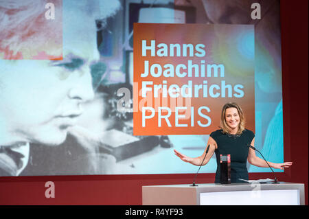 Hamburg, Deutschland. 28 Nov, 2018. Anja Reschke, Fernsehjournalist, spricht nach der Hanns-Joachim-Friedrichs-Preis ausgezeichnet. Der Preis wird jährlich seit 1995 für herausragende Leistungen in der kritischen Fernsehjournalismus ausgezeichnet. Credit: Daniel Bockwoldt/dpa/Alamy leben Nachrichten Stockfoto