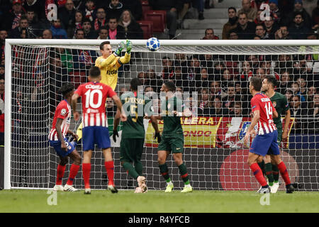 Wanda Metropolitano, Madrid, Spanien. 28 Nov, 2018. UEFA Champions League Fußball, Atletico Madrid gegen Monaco; Benaglio (AS Monaco) sammelt die gekreuzten ball Credit: Aktion plus Sport/Alamy leben Nachrichten Stockfoto