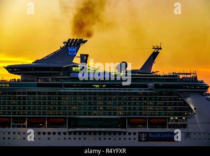 Januar 13, 2009 - St. Thomas, Virgin Islands - den Überbau der Royal Caribbean Freedom-Klasse Kreuzfahrtschiff Unabhängigkeit der Meere wird durch eine lebendige Sonnenuntergang über der Insel St. Thomas in den U.S. Virgin Islands. Der hl. Thomas ist einer der verkehrsreichsten Häfen für Kreuzfahrtschiffe in der Karibik. (Bild: © Arnold Drapkin/ZUMA Draht) Stockfoto