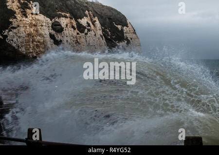 Newhaven, East Sussex, UK..28. November 2018..Starker Wind aus dem Südwesten peitscht die Wellen an der Südküste hoch. Stockfoto