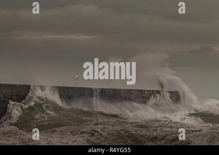 Newhaven, East Sussex, UK..28. November 2018..Starker Wind aus dem Südwesten peitscht die Wellen an der Südküste hoch. Stockfoto