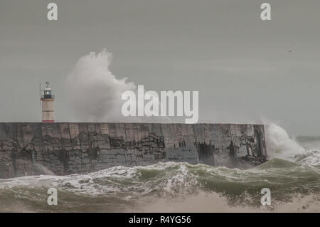 Newhaven, East Sussex, UK..28. November 2018..Starker Wind aus dem Südwesten peitscht die Wellen an der Südküste hoch. Stockfoto