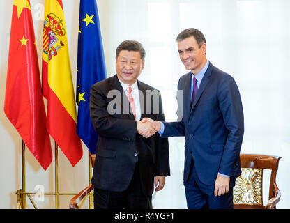 Madrid, Spanien. 28 Nov, 2018. Der chinesische Präsident Xi Jinping (L) trifft sich mit der spanische Ministerpräsident Pedro Sanchez in Madrid, Spanien, November 28, 2018. Credit: Li Xueren/Xinhua/Alamy leben Nachrichten Stockfoto