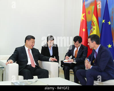 Madrid, Spanien. 28 Nov, 2018. Der chinesische Präsident Xi Jinping (L) trifft sich mit der spanische Ministerpräsident Pedro Sanchez in Madrid, Spanien, November 28, 2018. Credit: Xie Huanchi/Xinhua/Alamy leben Nachrichten Stockfoto