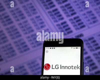 Kiew, Ukraine. 28 Nov, 2018. LG Innotek Firmenlogo auf dem Smartphone angezeigt. Quelle: Igor Golovniov/SOPA Images/ZUMA Draht/Alamy leben Nachrichten Stockfoto