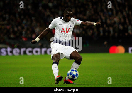 Wembley Stadion, London, UK. 28. November 2018. Serge Aurier von Tottenham Hotspur in Aktion. UEFA Champions League, Gruppe B, Tottenham Hotspur v Inter Mailand im Wembley Stadion in London am Mittwoch, den 28. November 2018. Dieses Bild dürfen nur für redaktionelle Zwecke verwendet werden. Nur die redaktionelle Nutzung, eine Lizenz für die gewerbliche Nutzung erforderlich. Keine Verwendung in Wetten, Spiele oder einer einzelnen Verein/Liga/player Publikationen. Credit: Andrew Orchard sport Fotografie/Alamy leben Nachrichten Stockfoto