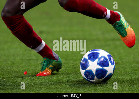 Parc des Princes, Paris, Frankreich. 28. November 2018. UEFA Champions League Fußball, Paris St-Germain gegen Liverpool; die Stiefel von sadio Mähne des FC Liverpool Quelle: Aktion Plus Sport Bilder/Alamy leben Nachrichten Stockfoto