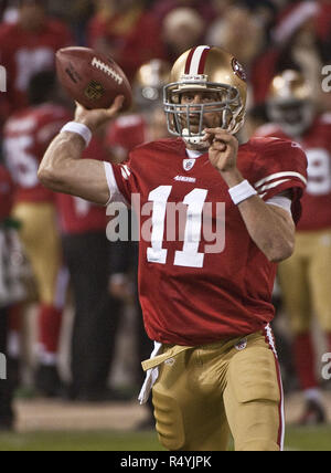 San Francisco, Kalifornien, USA. 14. Dez 2009. San Francisco 49ers Quarterback Alex Smith #11 Pass am Montag, 14. Dezember 2009 An Candlestick Park, San Francisco, Kalifornien. Die 49ers besiegten die Kardinäle 24-9. Credit: Al Golub/ZUMA Draht/Alamy leben Nachrichten Stockfoto