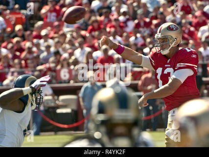 San Francisco, Kalifornien, USA. 4. Okt 2009. San Francisco 49ers quarterback Shaun Hill #13 Macht über Rams defensive Spieler am Sonntag, den 4. Oktober 2009 bei Candlestick Park, San Francisco, Kalifornien. Die 49ers besiegten die Rams 35-0. Credit: Al Golub/ZUMA Draht/Alamy leben Nachrichten Stockfoto