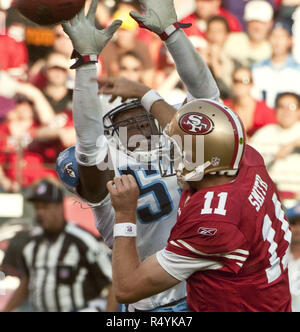 San Francisco, Kalifornien, USA. 8. November 2009. Tennessee Titans linebacker Keith Bulluck #53 Tipps San Francisco 49ers Quarterback Alex Smith #11 geht am Sonntag, 8. November 2009 im Candlestick Park, San Francisco, Kalifornien. Titans besiegten die 49ers 34-27. Credit: Al Golub/ZUMA Draht/Alamy leben Nachrichten Stockfoto