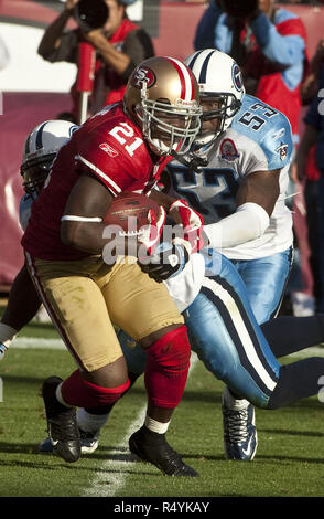 San Francisco, Kalifornien, USA. 8. November 2009. San Francisco 49ers zurück laufen Frank Gore #21 Make up yardage während Tennessee Titans linebacker Keith Bulluck #53 ihn aufspüren am Sonntag, 8. November 2009 im Candlestick Park, San Francisco, Kalifornien. Titans besiegten die 49ers 34-27. Credit: Al Golub/ZUMA Draht/Alamy leben Nachrichten Stockfoto