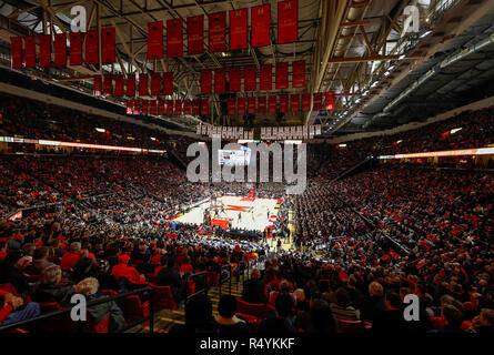 College Park, MD, USA. 28 Nov, 2018. Der Xfinity Zentrum brüllt während der NCAA Men's Basketball Spiel zwischen der Universität von Maryland Dosenschildkröten und der Universität von Virginia Kavaliere an der Xfinity Zentrum in College Park, Md. Justin Cooper/CSM/Alamy leben Nachrichten Stockfoto