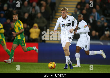 Swansea, Wales, UK. 28. November 2018. Oli McBurnie von Swansea City und Schottland in Aktion. EFL Skybet Meisterschaft übereinstimmen, Swansea City v West Bromwich Albion in der Liberty Stadium in Swansea, Südwales am Mittwoch, den 28. November 2018. Dieses Bild dürfen nur für redaktionelle Zwecke verwendet werden. Nur die redaktionelle Nutzung, eine Lizenz für die gewerbliche Nutzung erforderlich. Keine Verwendung in Wetten, Spiele oder einer einzelnen Verein/Liga/player Publikationen. Credit: Andrew Orchard sport Fotografie/Alamy leben Nachrichten Stockfoto