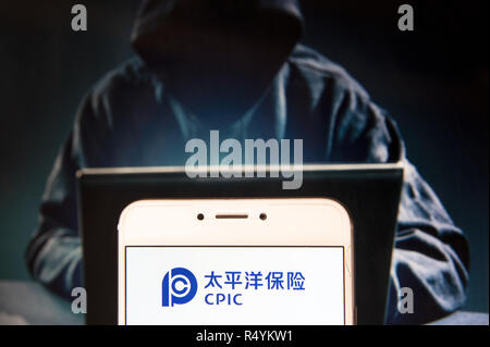 Hongkong, China. 22 Nov, 2018. Chinesischen Versicherungsgesellschaft China Pacific Insurance (CPIC) Logo ist auf ein Android mobile Gerät mit einer Abbildung der Hacker im Hintergrund zu sehen. Credit: Miguel Candela/SOPA Images/ZUMA Draht/Alamy leben Nachrichten Stockfoto