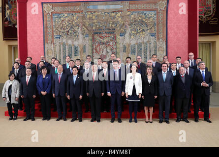 Madrid, Spanien. 28 Nov, 2018. Der chinesische Präsident Xi Jinping (6. L Vorne) und der spanische Premierminister Pedro Sanchez (6. R) trifft sich mit Vertretern der China-Spain Wirtschaftsbeirat in Madrid, Spanien, November 28, 2018. Credit: Liu Weibing/Xinhua/Alamy leben Nachrichten Stockfoto