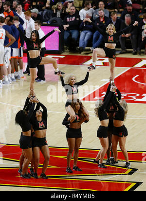 College Park, MD, USA. 28 Nov, 2018. Maryland Dosenschildkröten Cheerleadern durchführen während der NCAA Men's Basketball Spiel zwischen der Universität von Maryland Dosenschildkröten und der Universität von Virginia Kavaliere an der Xfinity Zentrum in College Park, Md. Justin Cooper/CSM/Alamy leben Nachrichten Stockfoto