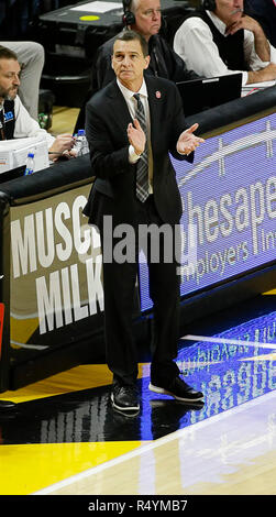 College Park, MD, USA. 28 Nov, 2018. Maryland Dosenschildkröten Haupttrainer Markierung Turgeon während der NCAA Men's Basketball Spiel zwischen der Universität von Maryland Dosenschildkröten und der Universität von Virginia Kavaliere an der Xfinity Zentrum in College Park, Md. Justin Cooper/CSM/Alamy leben Nachrichten Stockfoto