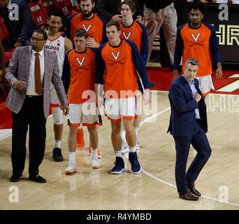 College Park, MD, USA. 28 Nov, 2018. Virginia Cavaliers Haupttrainer Tony Bennett während der NCAA Men's Basketball Spiel zwischen der Universität von Maryland Dosenschildkröten und der Universität von Virginia Kavaliere an der Xfinity Zentrum in College Park, Md. Justin Cooper/CSM/Alamy leben Nachrichten Stockfoto