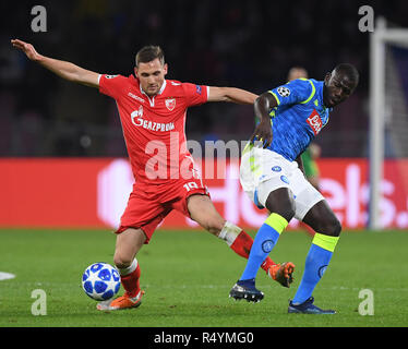 Neapel, Italien. 28 Nov, 2018. Napoli von Kalidou Koulibaly (R) Mias mit Red Star Nikola Stoilikovic während der UEFA Champions League Gruppe C Match zwischen Napoli und Roter Stern Belgrad in Neapel, Italien, November 28, 2018. Napoli gewann 3-1. Credit: Alberto Lingria/Xinhua/Alamy leben Nachrichten Stockfoto