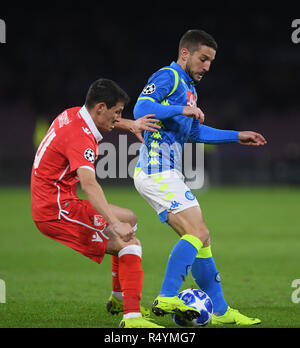 Neapel, Italien. 28 Nov, 2018. Napoli's Trocknet Mertens (R) Mias mit dem roten Stern Slavoljub Srnic während der UEFA Champions League Gruppe C Match zwischen Napoli und Roter Stern Belgrad in Neapel, Italien, November 28, 2018. Napoli gewann 3-1. Credit: Alberto Lingria/Xinhua/Alamy leben Nachrichten Stockfoto