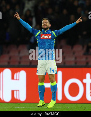 Neapel, Italien. 28 Nov, 2018. Napoli's Trocknet Mertens feiert sein Ziel während der UEFA Champions League Gruppe C Match zwischen Napoli und Roter Stern Belgrad in Neapel, Italien, November 28, 2018. Napoli gewann 3-1. Credit: Alberto Lingria/Xinhua/Alamy leben Nachrichten Stockfoto