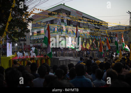 Hyderabad, Indien. 28. November 2018. Die Menschen warten auf die Ankunft von Andhra Pradesh Chief Minister N Chandrababu Naidu und Kongress Präsident Rahul Gandhi während einer öffentlichen Sitzung an Ameerpet in Hyderabad, Indien für die bevorstehende Telangana Wahlen zur Gesetzgebenden Versammlung am 07. Dezember 2018 abgehalten werden. Credit: Sanjay Borra/Alamy leben Nachrichten Stockfoto