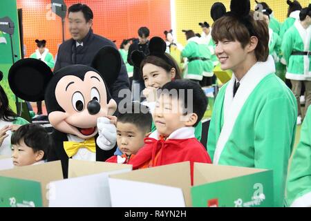 Seoul, Korea. 28 Nov, 2018. Lee Joon Gi, Shin Se-kyung besuchen Kinder Stiftung¡® s Aktivität in Seoul, Korea am 28. November 2018. (China und Korea Rechte) Credit: TopPhoto/Alamy leben Nachrichten Stockfoto