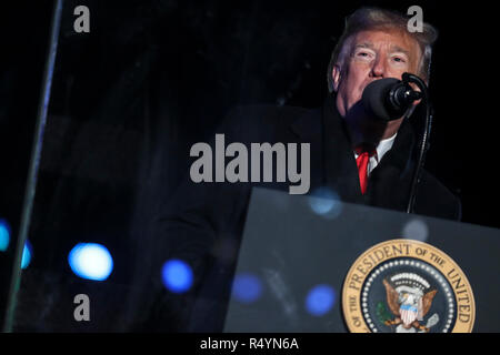 Washington, DC. 28 Nov, 2018. Präsidenten der Vereinigten Staaten Donald J. Trumpf spricht während die 2018 National Christmas Tree Lighting Zeremonie an der Ellipse in der Nähe des Weißen Hauses am 28. November 2018 in Washington, DC. Credit: Oliver Contreras/Pool über CNP | Verwendung der weltweiten Kredit: dpa/Alamy leben Nachrichten Stockfoto