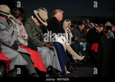 Washington, Vereinigte Staaten von Amerika. 28 Nov, 2018. Präsidenten der Vereinigten Staaten Donald J. Trumpf, Mitte, betet während des 2018 National Christmas Tree lighting Zeremonie an der Ellipse in der Nähe des Weißen Hauses in Washington, DC am 28. November 2018. Credit: Oliver Contreras/Pool über CNP | Verwendung der weltweiten Kredit: dpa/Alamy leben Nachrichten Stockfoto