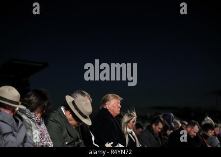 Washington, Vereinigte Staaten von Amerika. 28 Nov, 2018. Präsidenten der Vereinigten Staaten Donald J. Trumpf, Mitte, betet während des 2018 National Christmas Tree lighting Zeremonie an der Ellipse in der Nähe des Weißen Hauses in Washington, DC am 28. November 2018. Credit: Oliver Contreras/Pool über CNP | Verwendung der weltweiten Kredit: dpa/Alamy leben Nachrichten Stockfoto